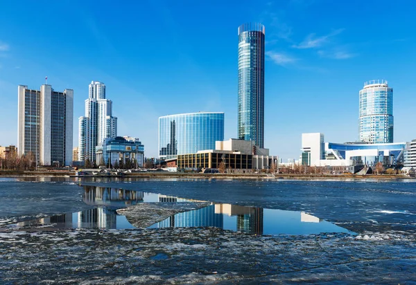 Kai Kai Kai Damm yekaterinburg Stadt — Stockfoto