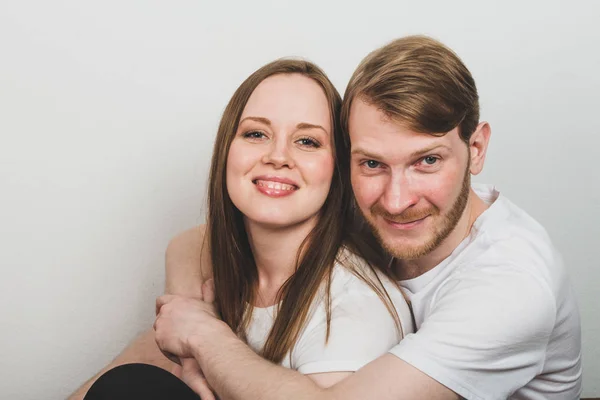 Bearded man hugging attractive woman — Stock Photo, Image