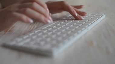 kablosuz klavye ile yazan kadının yakın çekim görüntüleri