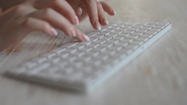 kablosuz klavye ile yazan kadının yakın çekim görüntüleri
