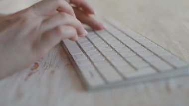 kablosuz klavye ile yazan kadının yakın çekim görüntüleri