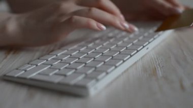 kablosuz klavye ile yazan kadının yakın çekim görüntüleri