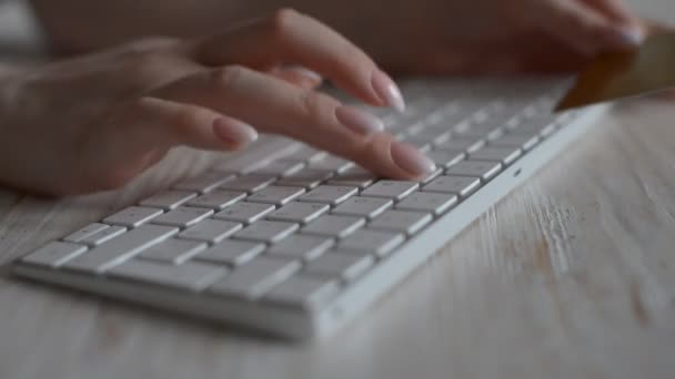 images en gros plan de la femme tapant avec un clavier sans fil 