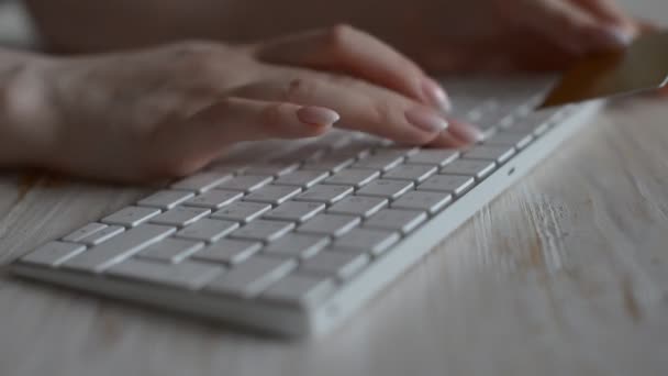 Close Beelden Van Vrouw Typen Met Draadloos Toetsenbord — Stockvideo