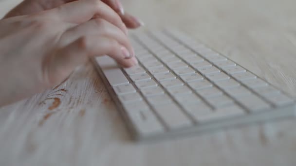 Close Mulher Digitando Com Teclado Sem Fio — Vídeo de Stock