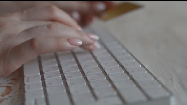 Close Beelden Van Vrouw Typen Met Draadloos Toetsenbord — Stockvideo