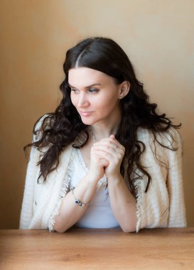 kadın düşünme ve yan görünümlü 