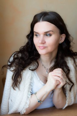 kadın düşünme ve yan görünümlü 