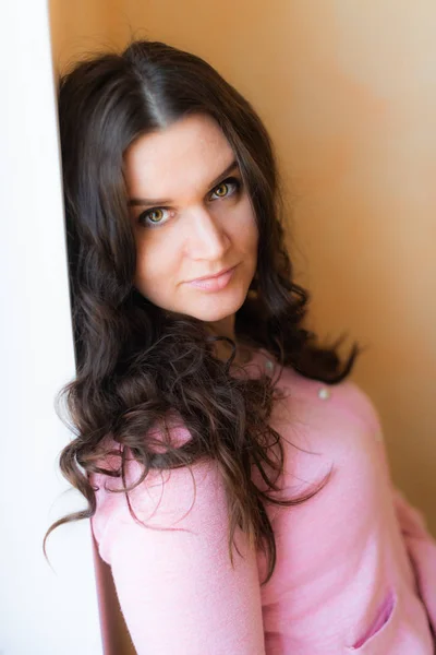 Beautiful young happy smiling woman with long curly hair — Stock Photo, Image