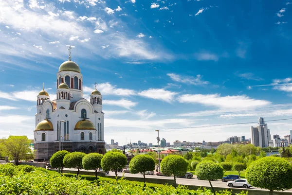 在叶卡捷琳堡的俄罗斯土地上 为所有圣徒而献血的教会 — 图库照片