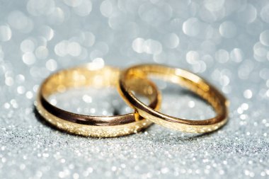 Altın alyanslar. Glitter arka plan