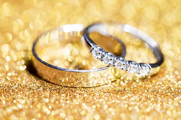 Anéis de casamento dourados. Fundo de brilho — Fotografia de Stock