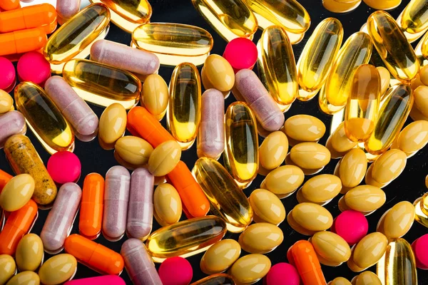Много красочных лекарств и таблеток — стоковое фото
