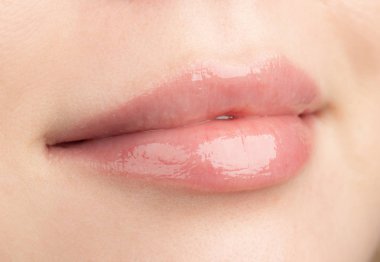 Büyük teet ile Gülümseyen kadın ağız