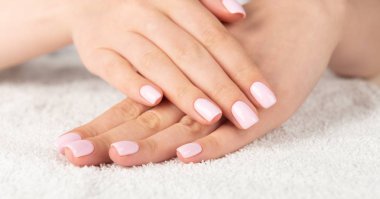 açık pembe tırnak tasarımı ile kadın el