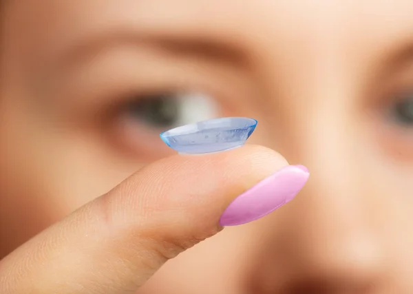 Inserimento di una lente a contatto in ey femminile — Foto Stock