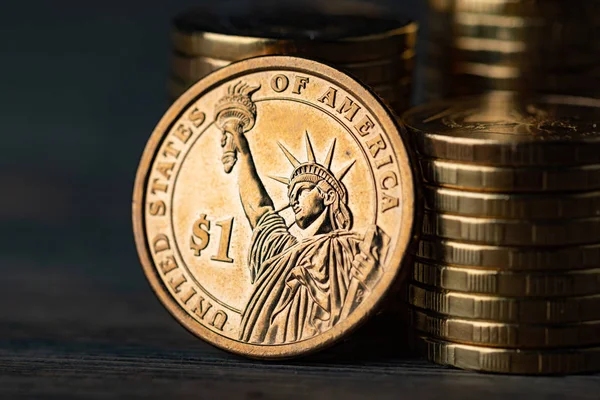 Jeden dolar monety i złote pieniądze na des — Zdjęcie stockowe
