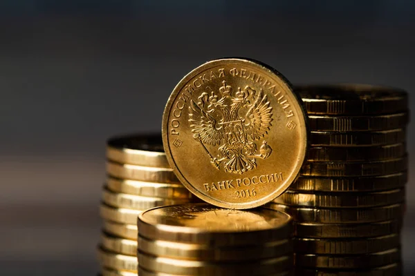 La moneda de rublo ruso y la moneda de oro — Foto de Stock