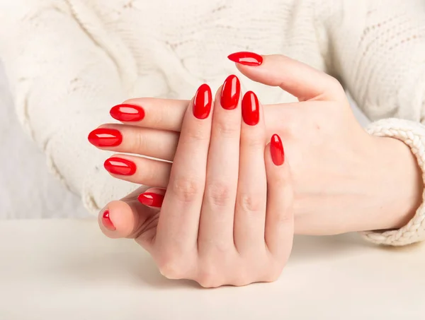 Ręce z czerwonym manicurem — Zdjęcie stockowe