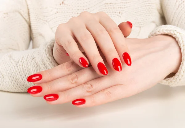 Ręce z czerwonym manicurem — Zdjęcie stockowe