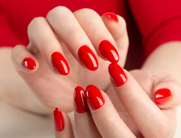 Mãos com manicure vermelho — Fotografia de Stock