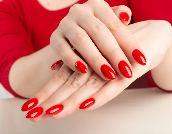 Mãos com manicure vermelho — Fotografia de Stock