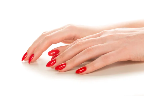 महिला लाल नखे पॉलिश सह मॅनिक्युर्ड हात दर्शविते — स्टॉक फोटो, इमेज