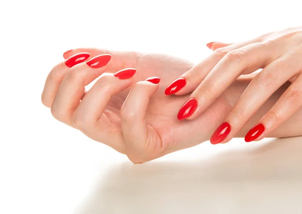 Mujer mostrando manicura manos con esmalte de uñas rojo — Foto de Stock