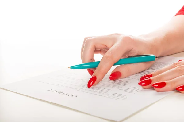 Kvinnans Hand Med Penna Signering Dokumenta — Stockfoto