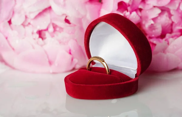 Caixa de anel vermelho e peão — Fotografia de Stock