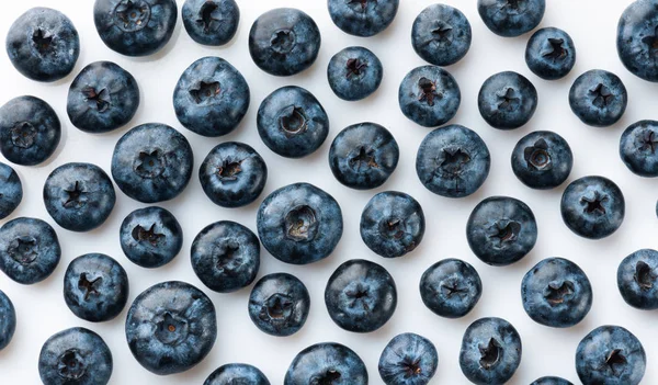 Leckere Blaubeeren isoliert auf weißem Hintergrund. — Stockfoto