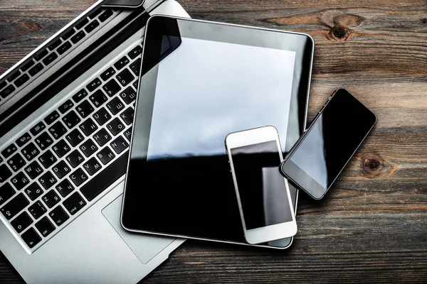 Keyboard with two phones and tablet pc — Stock Photo, Image