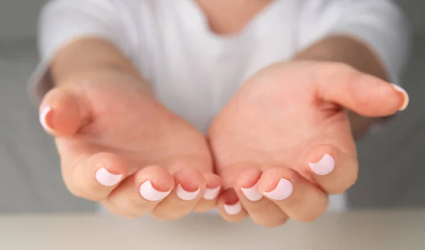 Offene Handflächen einer jungen Frau — Stockfoto