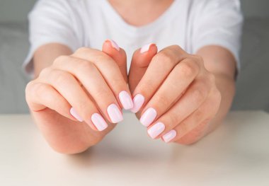  açık pembe tırnak tasarımı ile eller