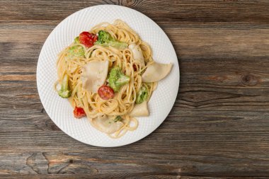 bir krem ile kalamar ile makarna 