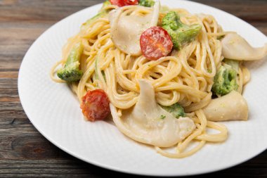 bir krem ile kalamar ile makarna 