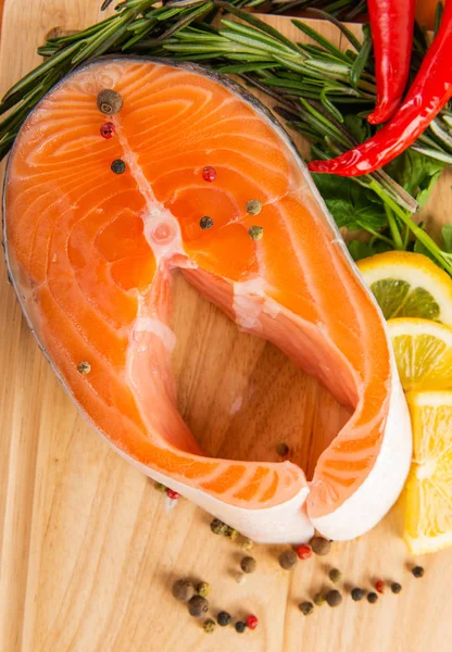Filetes de salmão crus, pimenta, sal, limão e alecrim — Fotografia de Stock