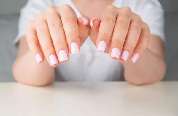 Manos con diseño de uñas de color rosa claro — Foto de Stock