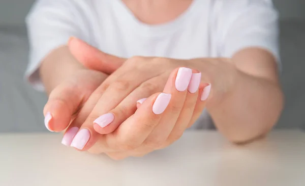 Manos con diseño de uñas de color rosa claro — Foto de Stock