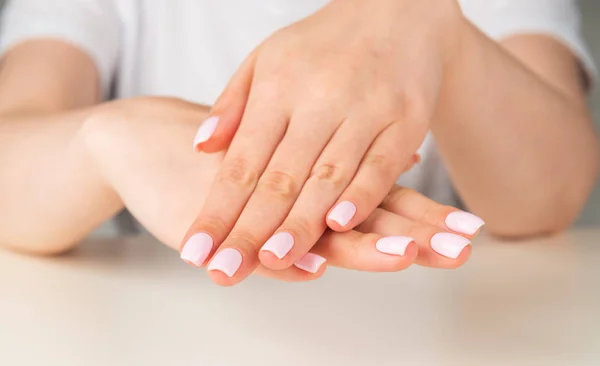 Manos con diseño de uñas de color rosa claro — Foto de Stock