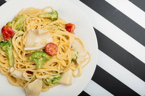 krema soslu kalamar ile makarna