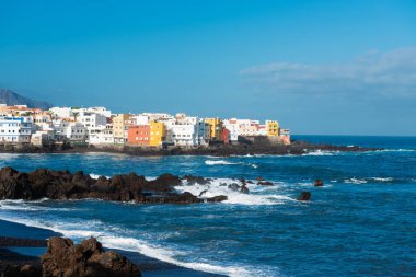 Punta Brava 'nın Puerto de la Cruz, Tenerife sahilindeki evleri,