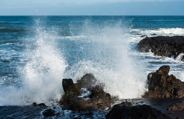 浪涌上岩石。 特内里费的海洋 — 图库照片