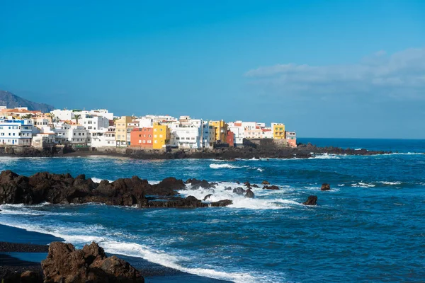 Punta Brava 'nın Puerto de la Cruz, Tenerife sahilindeki evleri, — Stok fotoğraf