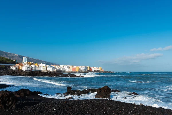 Domy Punta Brava z plaży w Puerto de la Cruz, Teneryfa, — Zdjęcie stockowe