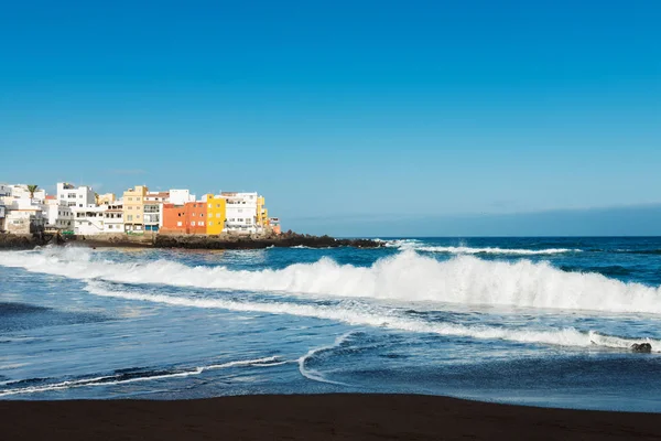 Domy Punta Brava z plaży w Puerto de la Cruz, Teneryfa, — Zdjęcie stockowe