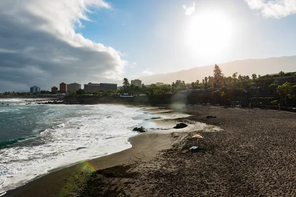 Пустой пляж Playa Jardin ранним утром в Пуэрто-де-ла-Кр — стоковое фото