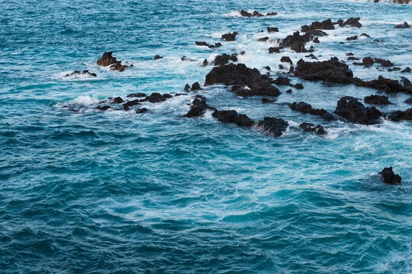 Costa rocciosa dell'oceano a Puerto de la Cruz. Tenerife, Andorra . — Foto Stock