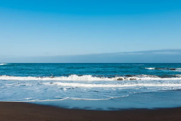 Τροπική ασυνήθιστη εξωτική παραλία με μαύρη ηφαιστειακή άμμο. Πουέρτο δ Εικόνα Αρχείου
