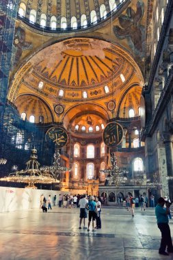 İSTANBUL, TURKEY - 23 Ağustos 2013: İnsanlar Ayasofya Müzesini ziyaret ediyor. Ayasofya eski Ortodoks ataerkil bazilikası, sonra cami ve şimdi de müze..